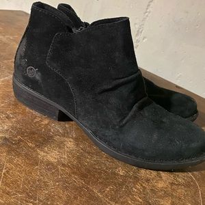 Women’s size 8 Born booties